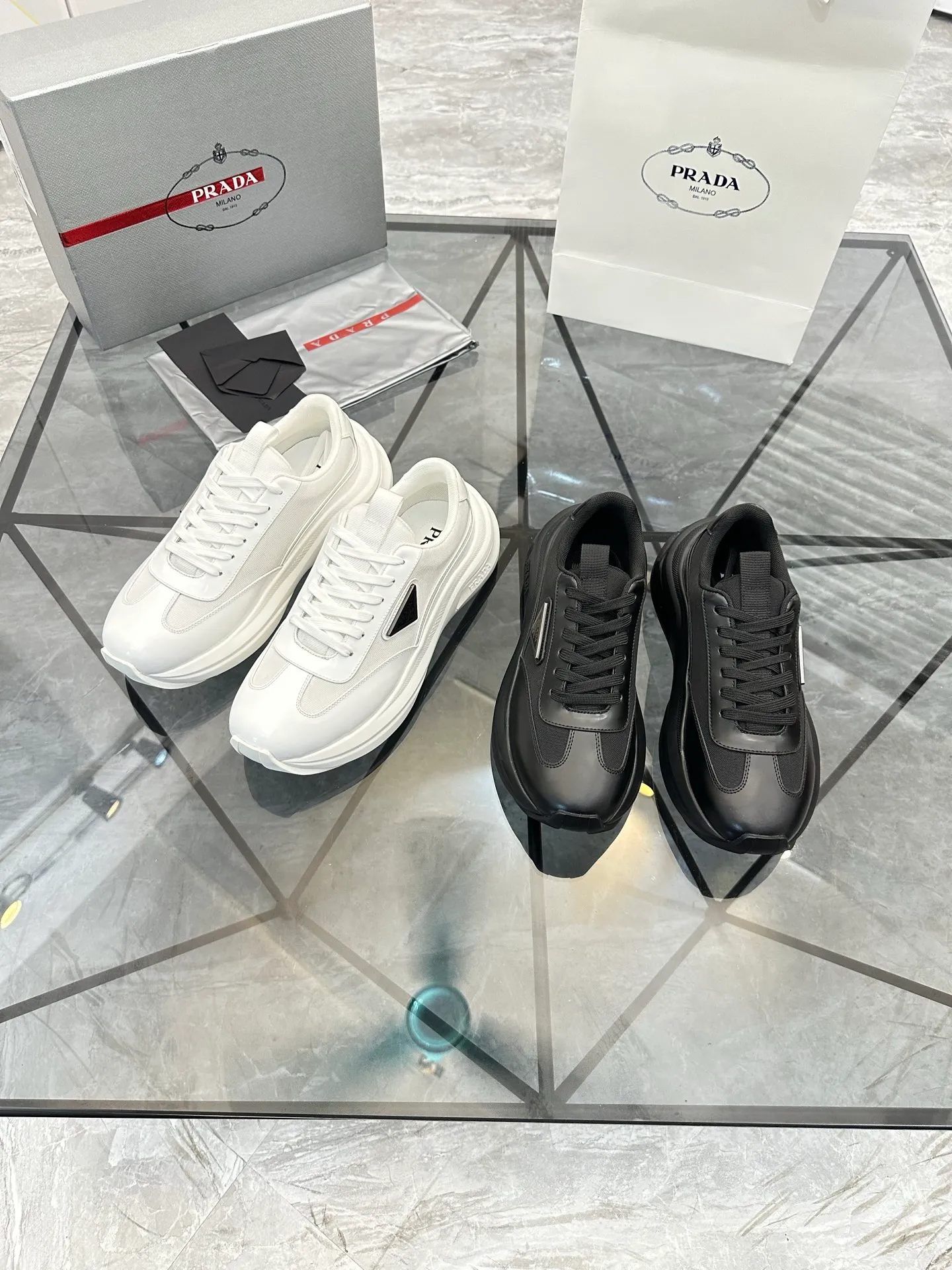 Men's shoes: 💰P680¥ High-end top quality Product trademark: Prada *"Prada*" low-top casual shoes Regular size: 38-45 (can be customized to 46) Product materials: Upper imported cowhide spliced ​​with breathable mesh, breathable lining, cowhide foot pads, original ultra-light foam outsole. No.: 001